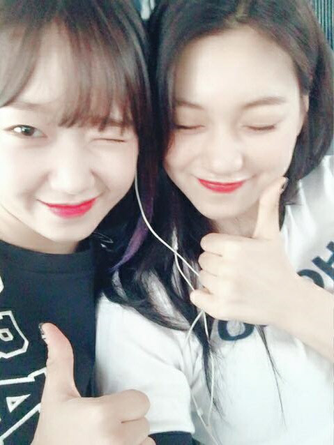 14일 연예 기획사 판타지오는 소속사 가수인 최유정(왼쪽)과 김도연이 이날 보컬 트레이닝을 위해 미국으로 출국했다고 밝혔다. <페이스북 제공>